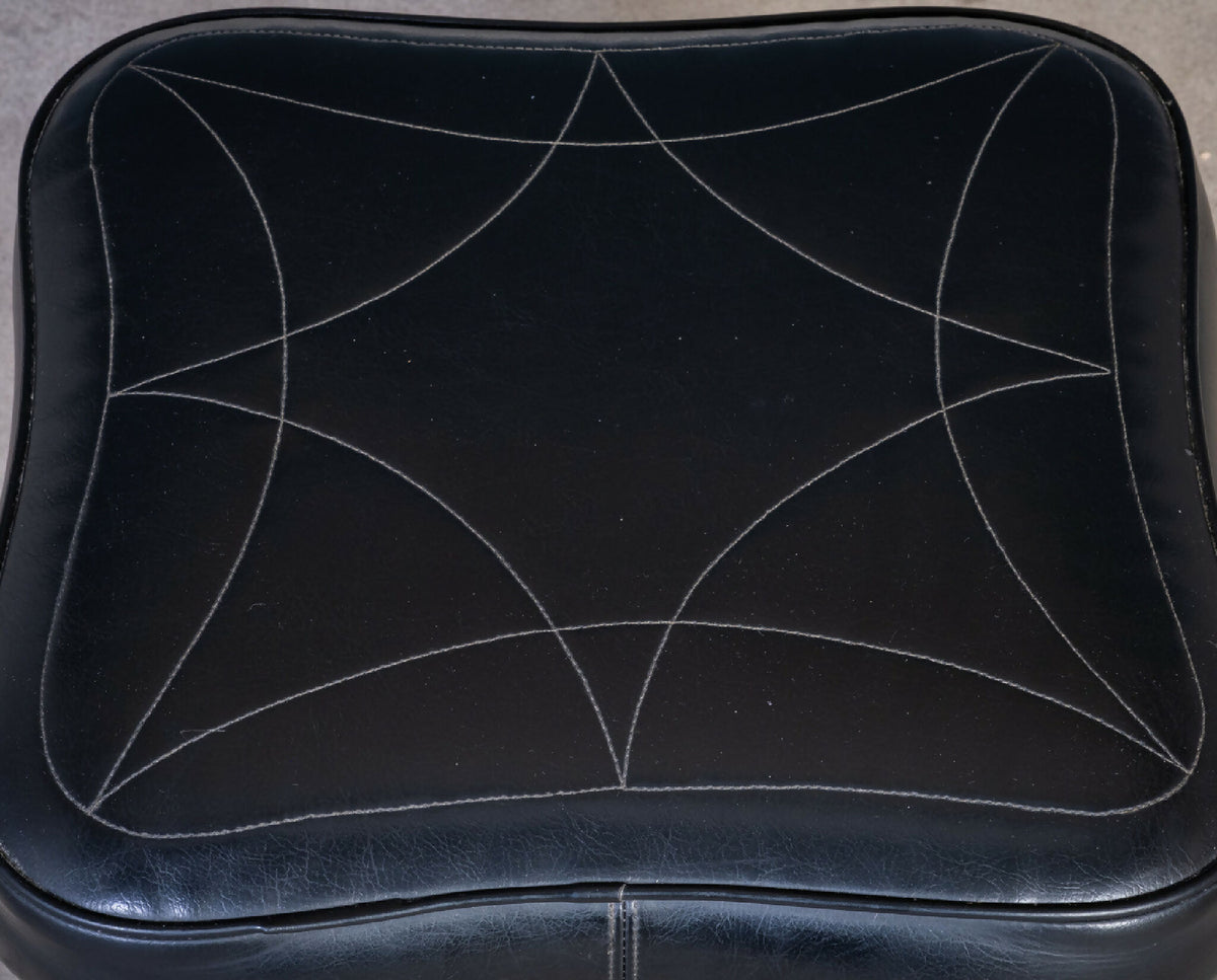 Skammel i teak med sort lædersæde, dansk design