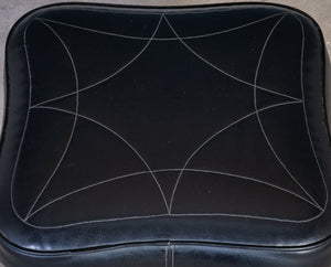 Skammel i teak med sort lædersæde, dansk design