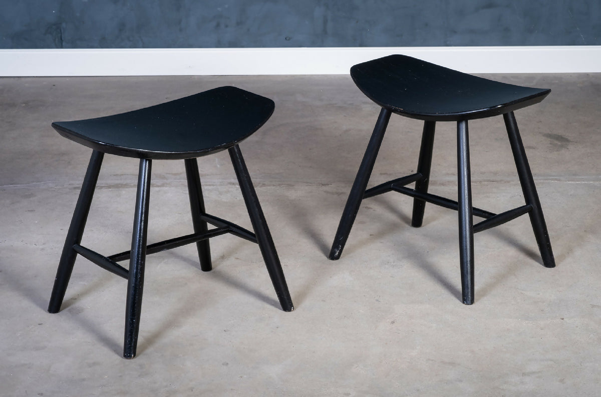 Ejvind A. Johansson – Model J36 skamler i sortlakeret træ, produceret af FDB Møbler, dansk design