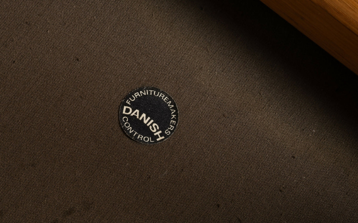 Kai Lyngfeldt Larsen – Armstole i eg med originalt stof, produceret af Søren Willadsen