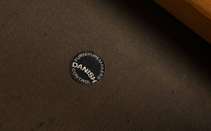 Kai Lyngfeldt Larsen – Armstole i eg med originalt stof, produceret af Søren Willadsen