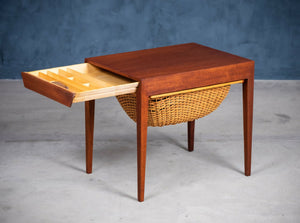 Severin Hansen – Sminkebord i teak med flet, produceret af Haslev Møbelsnedker