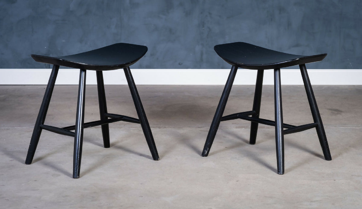 Ejvind A. Johansson – Model J36 skamler i sortlakeret træ, produceret af FDB Møbler, dansk design