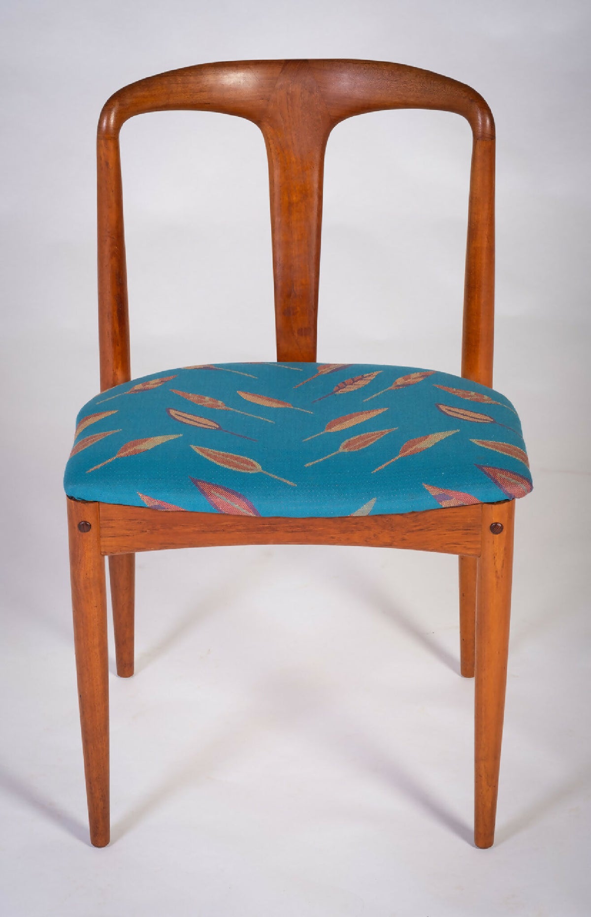 Johannes Andersen – Model Juliane spisebordsstole i teak, produceret af Uldum Møbelfabrik