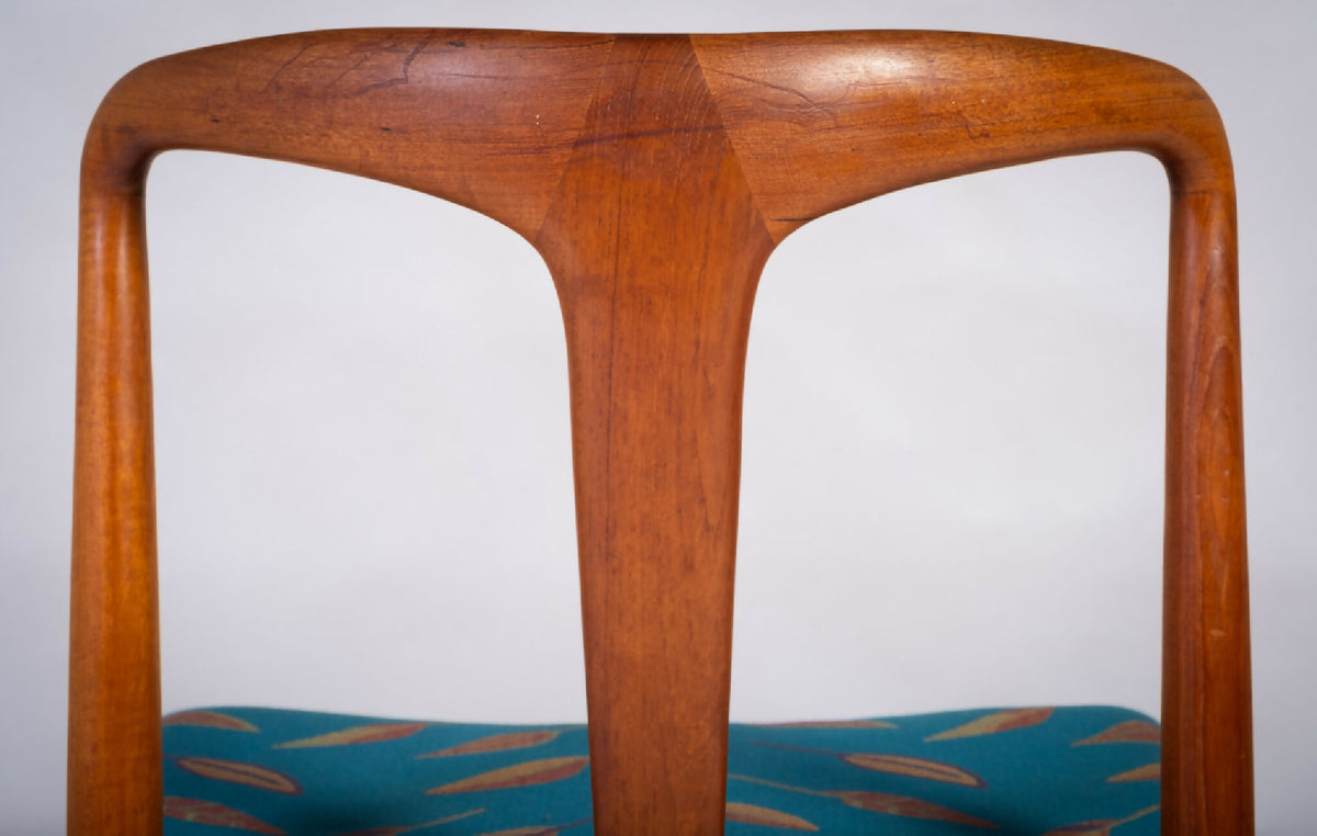 Johannes Andersen – Model Juliane spisebordsstole i teak, produceret af Uldum Møbelfabrik