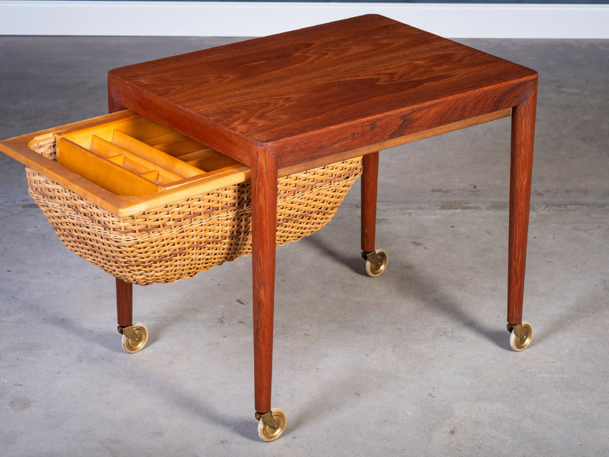 Severin Hansen Jr. – Sybord i teak, produceret af Haslev Møbelsnedkeri, dansk design