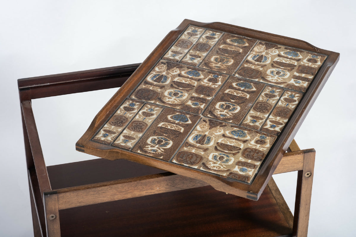 Severin Hansen – Serveringsbord i mahogni med Royal Copenhagen fliser, produceret af Haslev Møbelsnedkeri