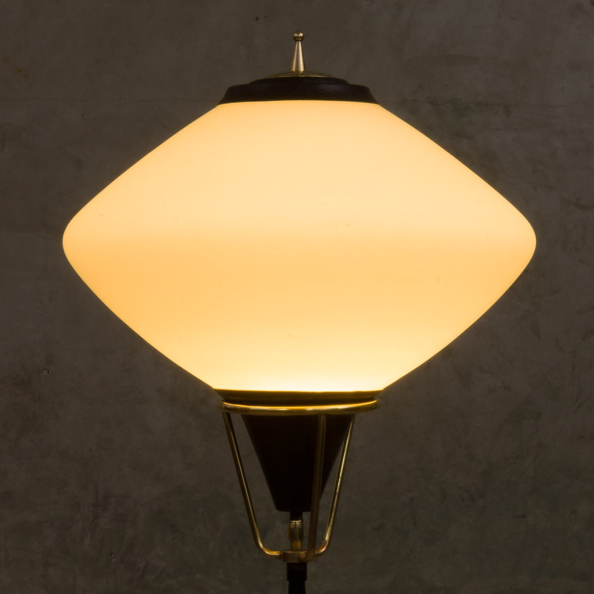 Stilnovo – Gulvlampe med opalglasskærm, italiensk design, 1960’erne