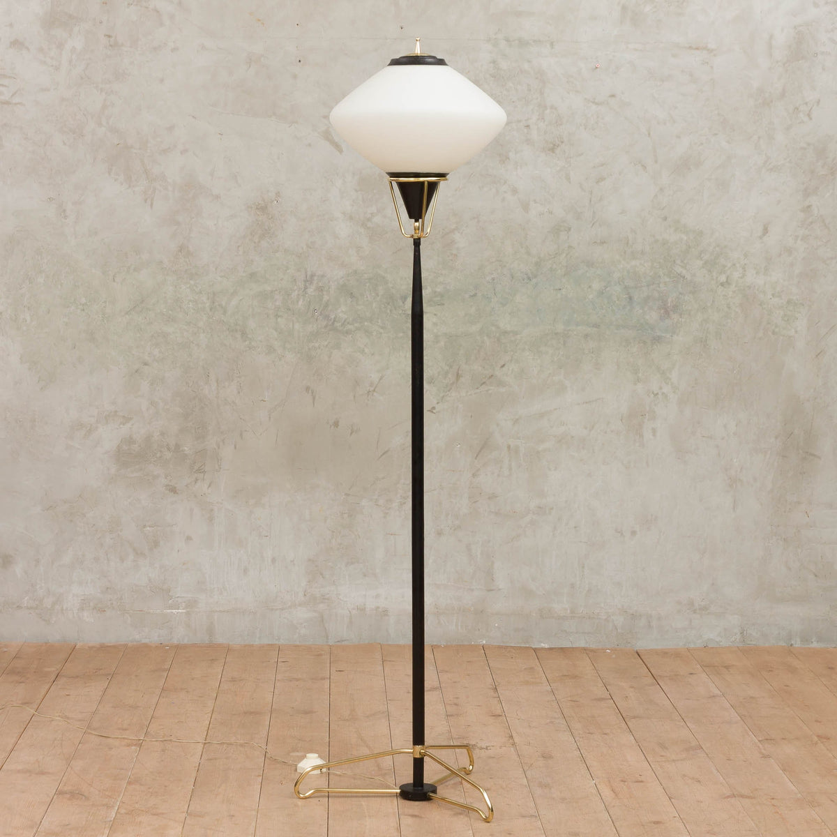 Stilnovo – Gulvlampe med opalglasskærm, italiensk design, 1960’erne