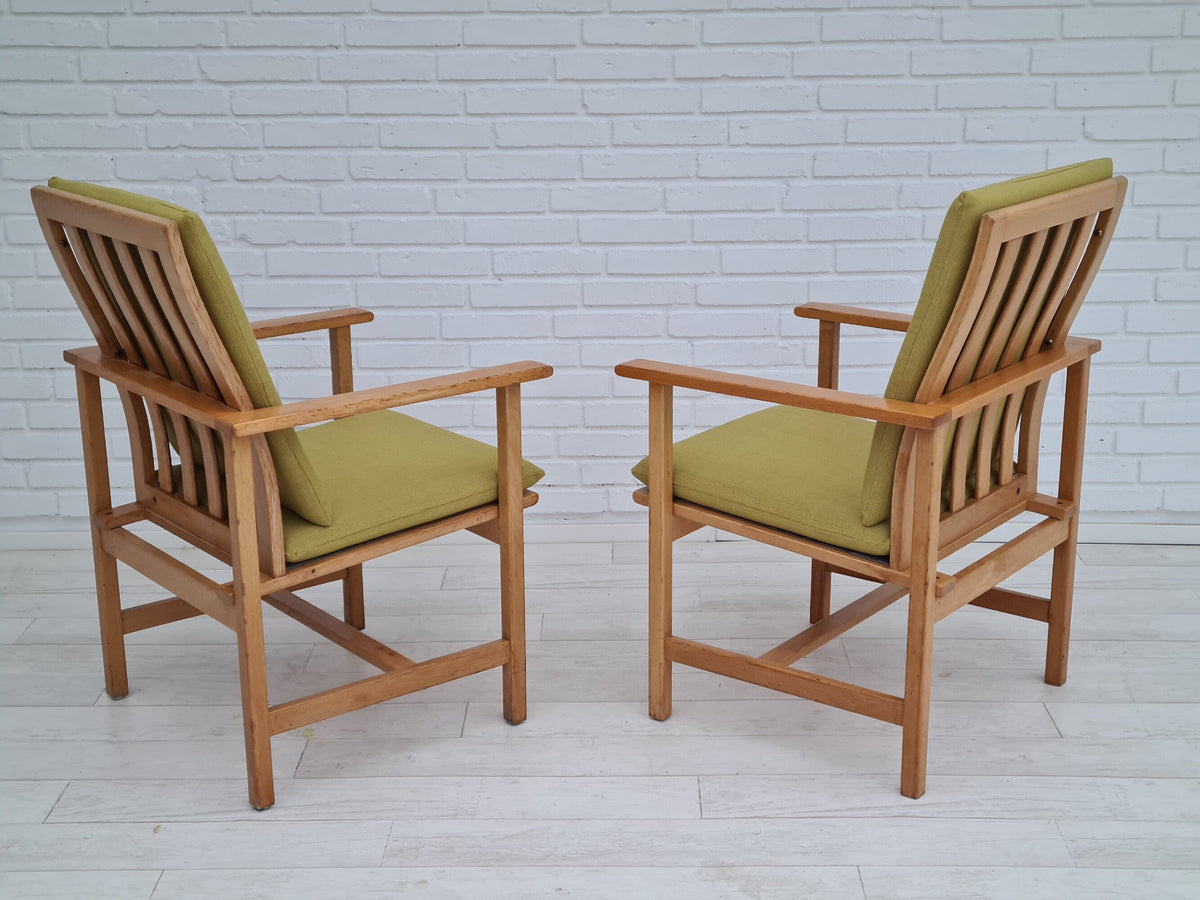 Bagsiden af to Børge Mogensen lænestole, model 2257, med grønne hynder og slanke egetræsrammer, ideelle til retrodesign.