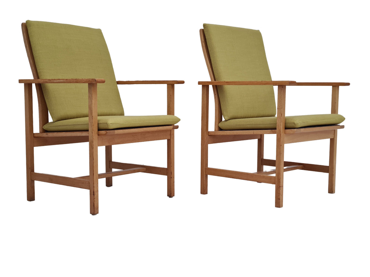 To Børge Mogensen lænestole, model 2257, med grønne hynder og egetræsramme, perfekt til skandinavisk vintageindretning.