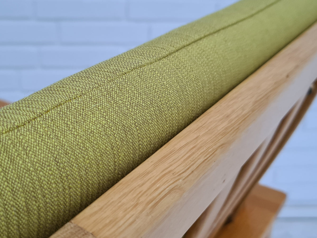 Nærbillede af grøn uldstofbetræk på Børge Mogensen lænestol, model 2257, fremhæver håndværk og materialekvalitet.