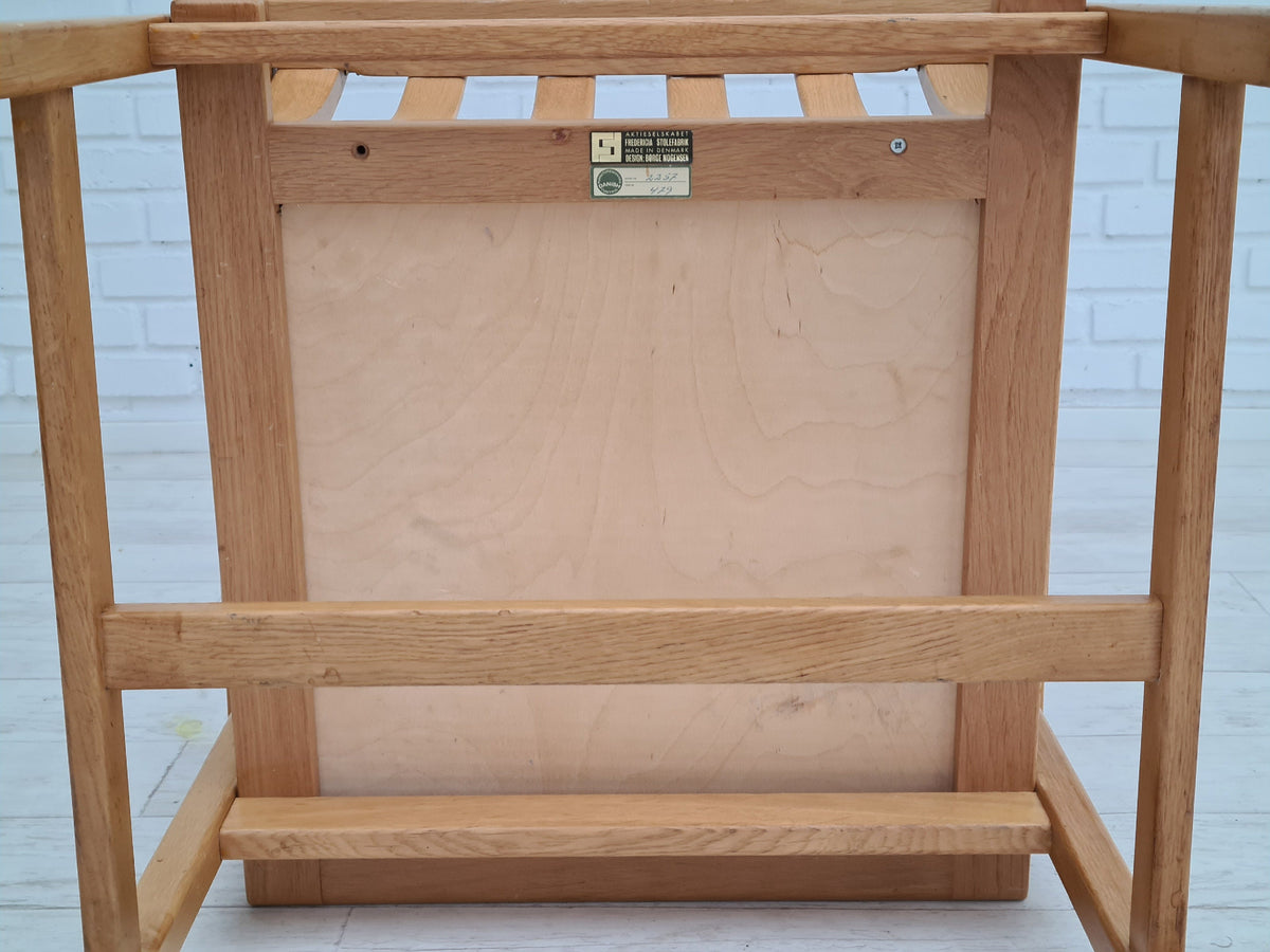 Underside af Børge Mogensen lænestol, model 2257, med Fredericia Stolefabrik mærkat og solid konstruktion i egetræ.