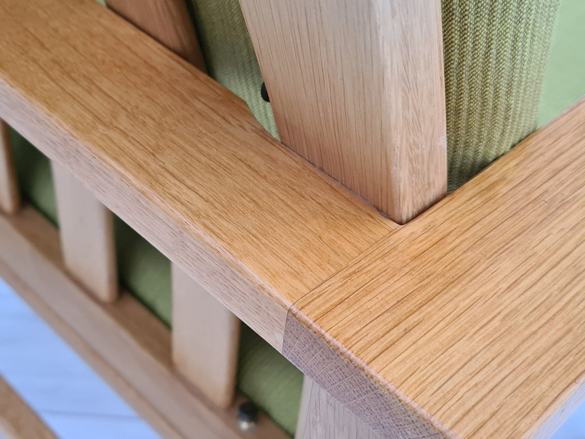 Detaljebillede af samling på Børge Mogensen lænestol, model 2257, viser præcist håndværk og kvalitet i egetræ.