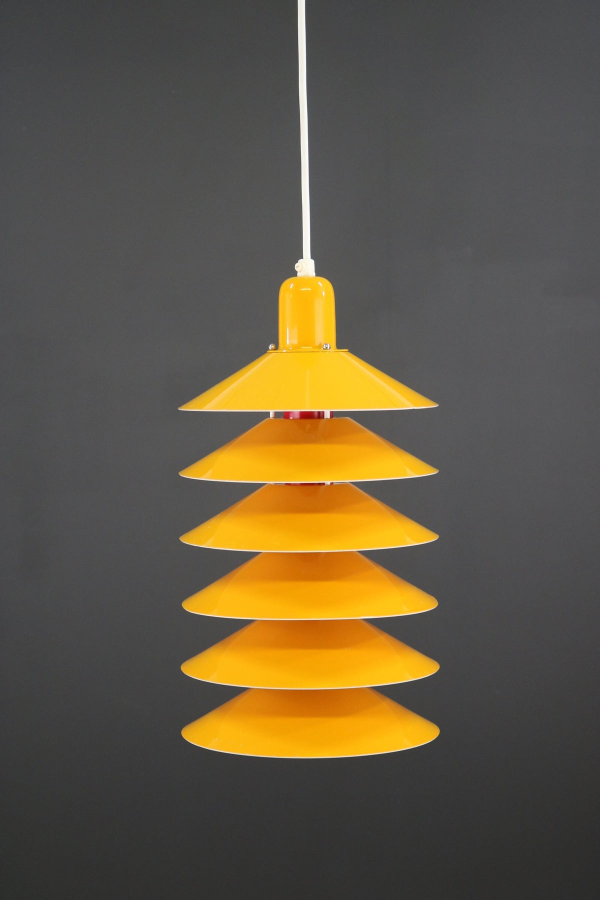 Jørgen Gammelgaard – Gul-orange pendellampe, model Tip Top fra 1970