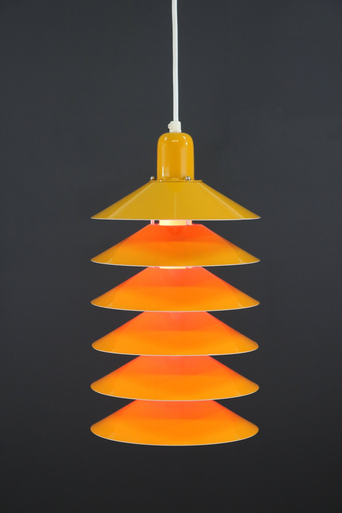 Jørgen Gammelgaard – Gul-orange pendellampe, model Tip Top fra 1970