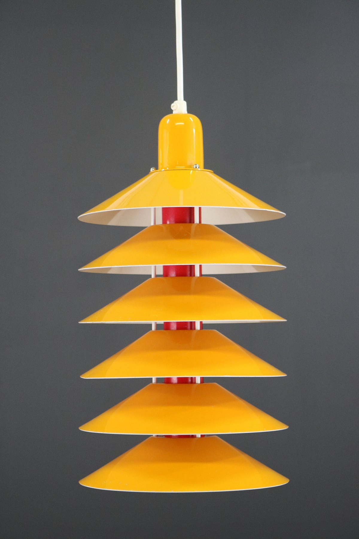 Jørgen Gammelgaard – Gul-orange pendellampe, model Tip Top fra 1970