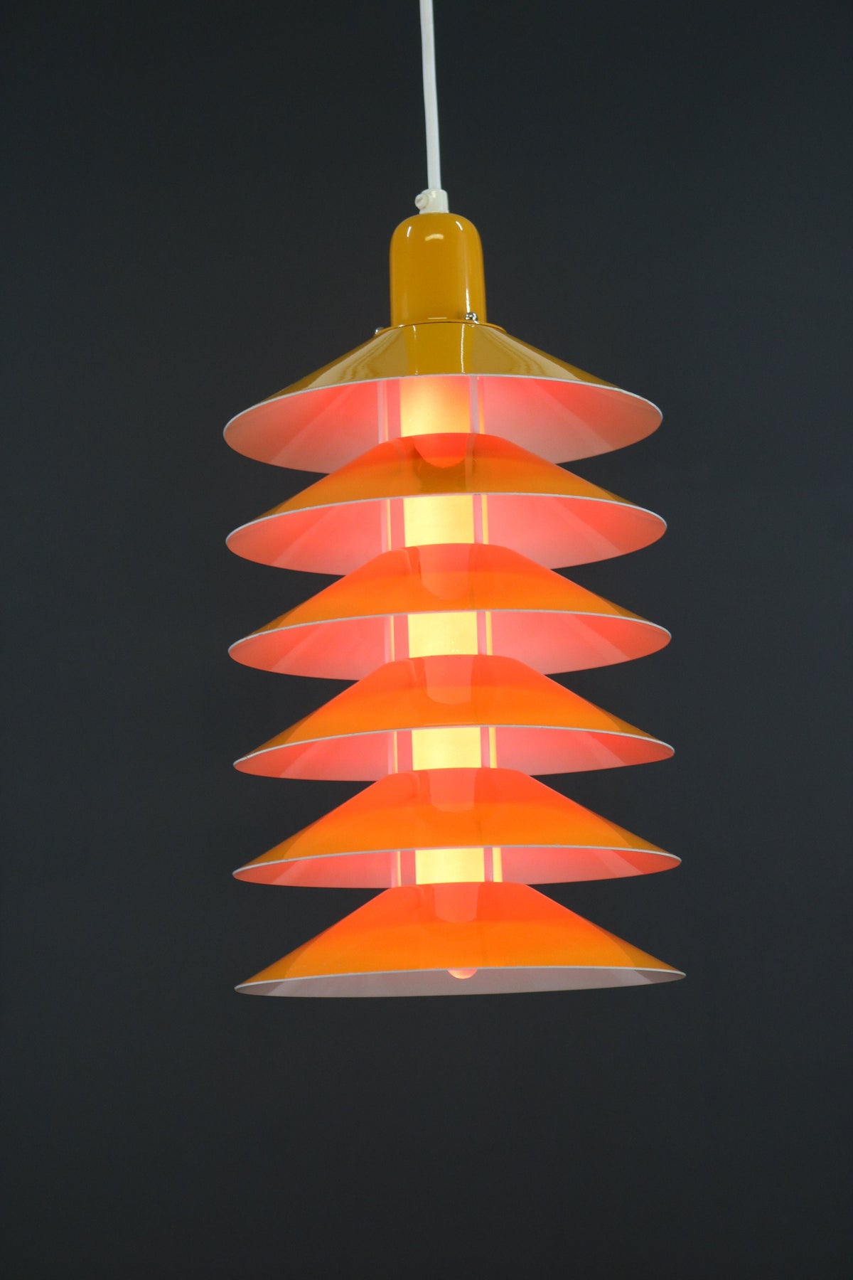 Jørgen Gammelgaard – Gul-orange pendellampe, model Tip Top fra 1970