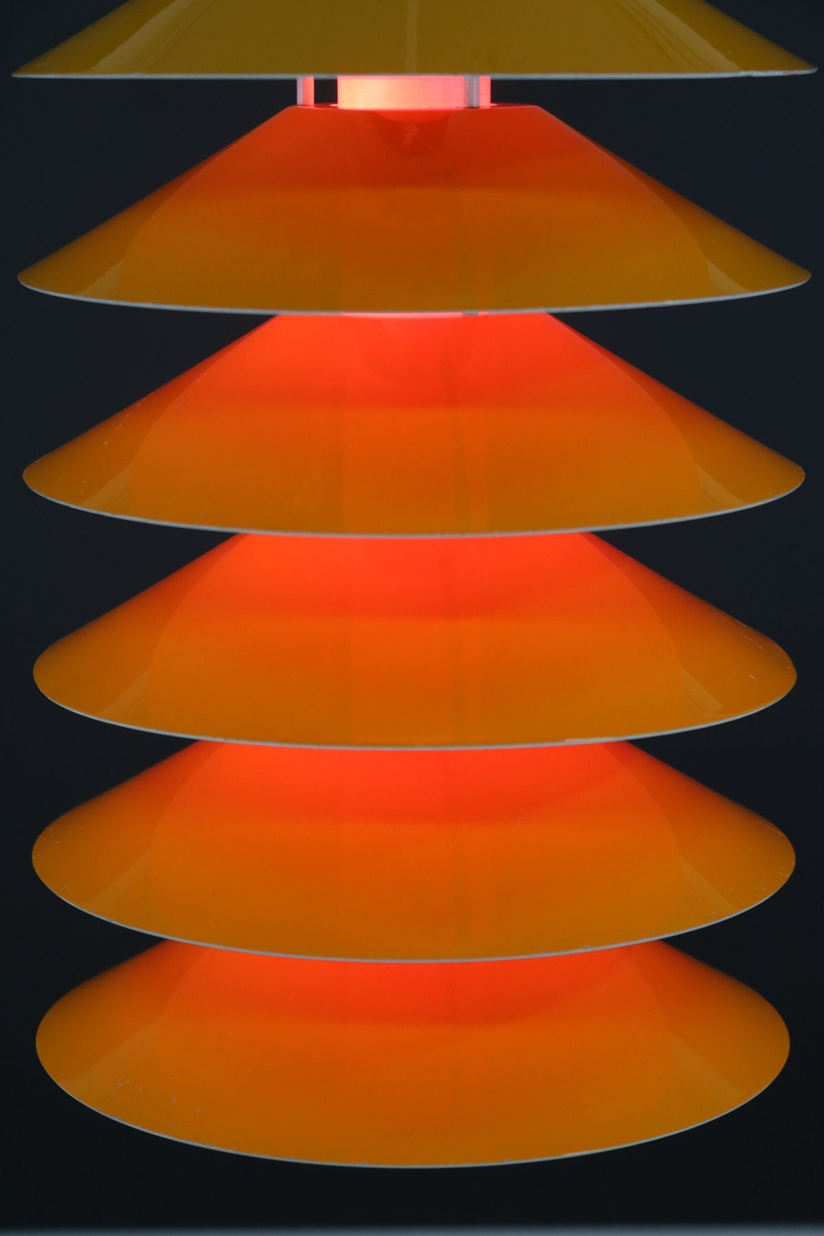 Jørgen Gammelgaard – Gul-orange pendellampe, model Tip Top fra 1970
