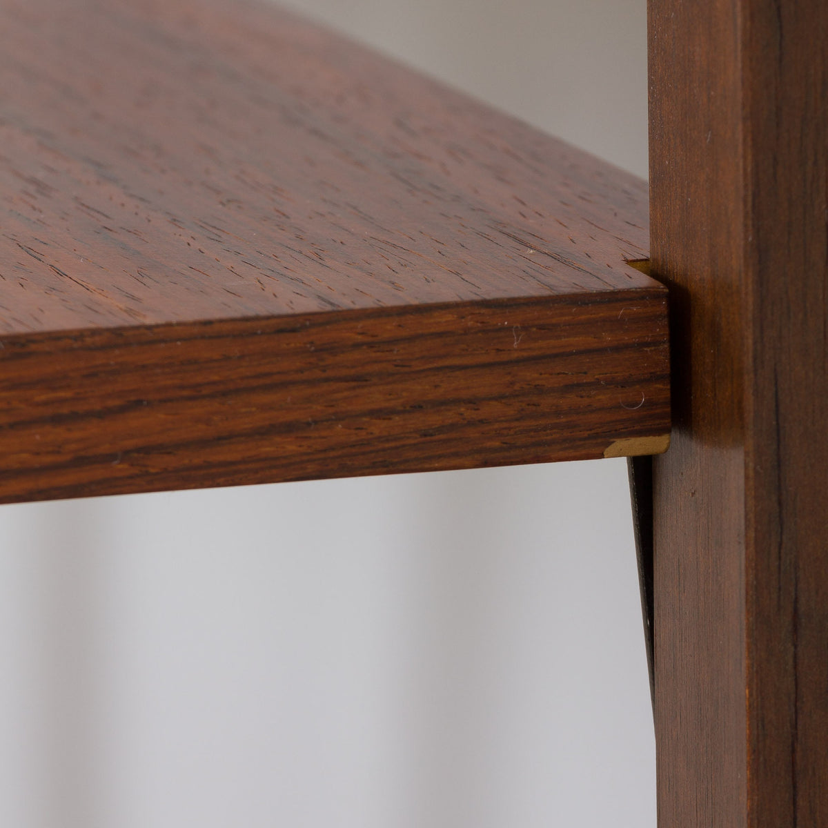 Elegant reol i rosentræ - 1960&#39;erne, fremstillet i Norge