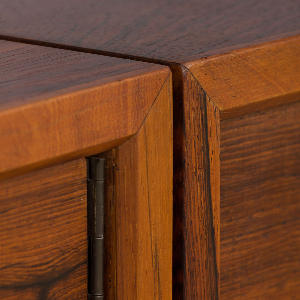 Elegant reol i rosentræ - 1960&#39;erne, fremstillet i Norge