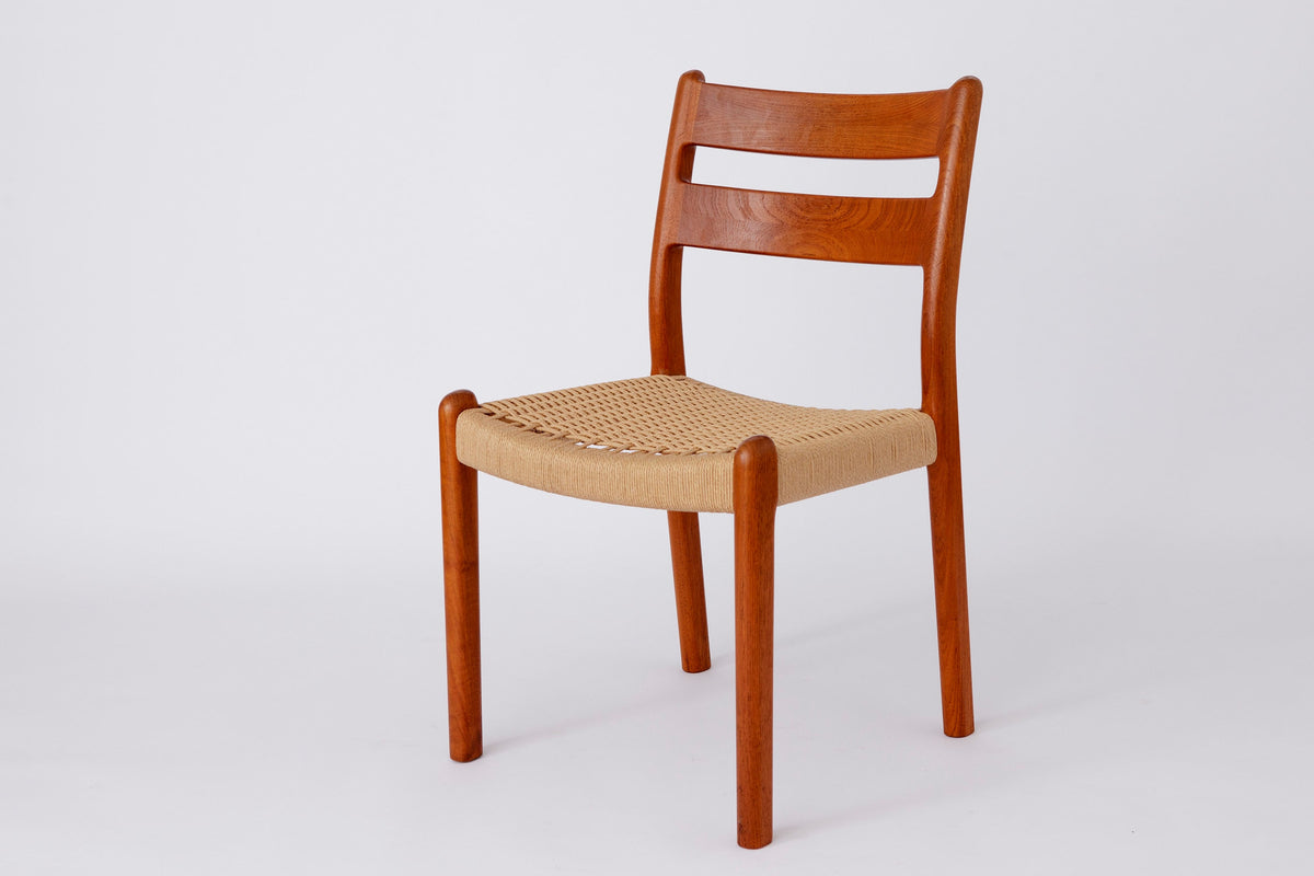 1 af 2 EMC Møbler spisebordsstole i teak med papirgarnssæder, Danmark, 1970’erne