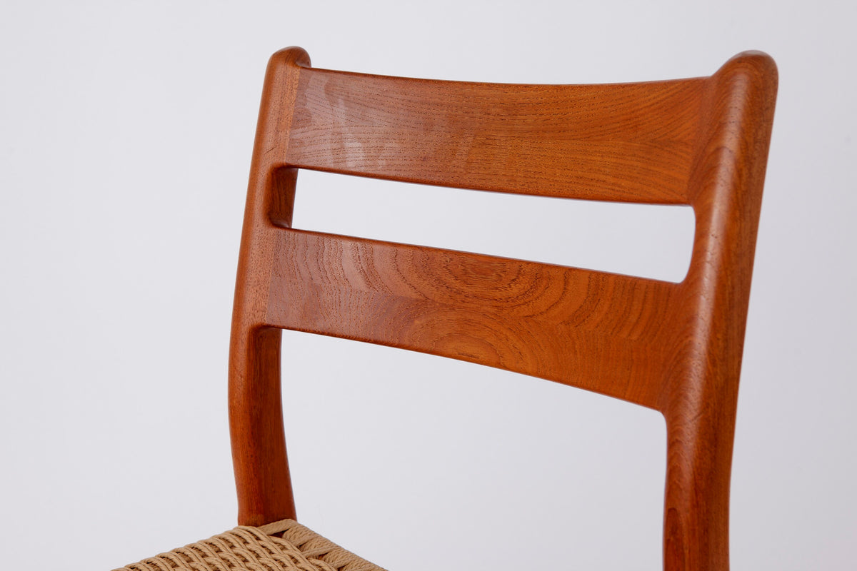 1 af 2 EMC Møbler spisebordsstole i teak med papirgarnssæder, Danmark, 1970’erne