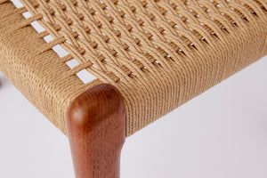 1 af 2 EMC Møbler spisebordsstole i teak med papirgarnssæder, Danmark, 1970’erne