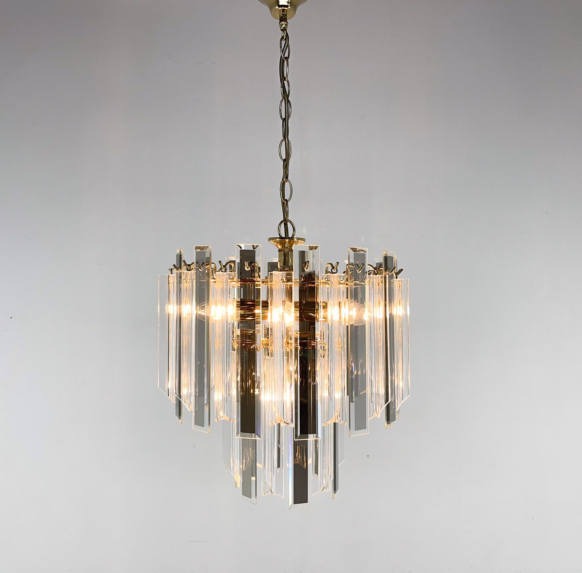 Lysekrone i messing, glas og akryl, østrigsk design, ca. 1970’erne