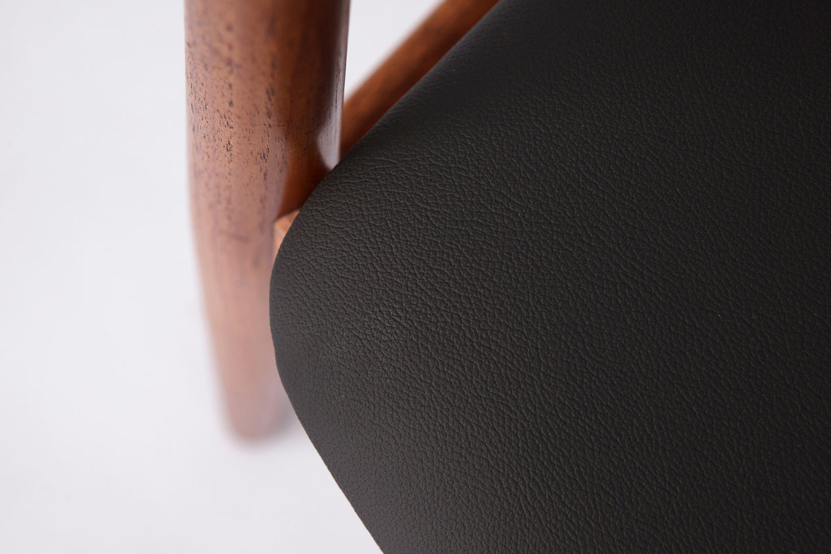 Erik Kirkegaard – Armstol i teak, produceret af Glostrup