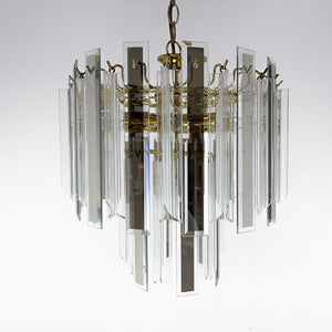 Østrigsk design – Lysekrone i messing, glas og akryl fra 1970’erne