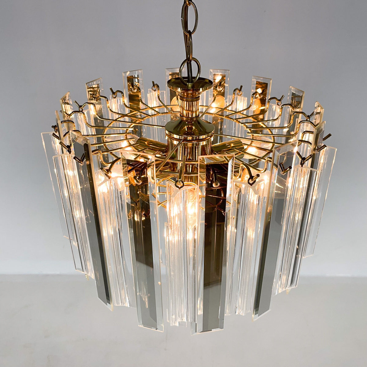 Lysekrone i messing, glas og akryl, østrigsk design, ca. 1970’erne