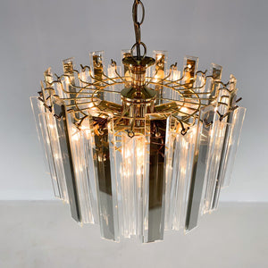 Østrigsk design – Lysekrone i messing, glas og akryl fra 1970’erne