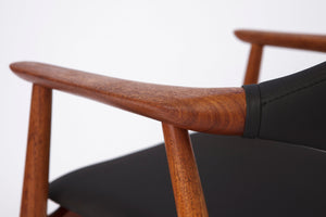 Erik Kirkegaard – Armstol i teak, produceret af Glostrup