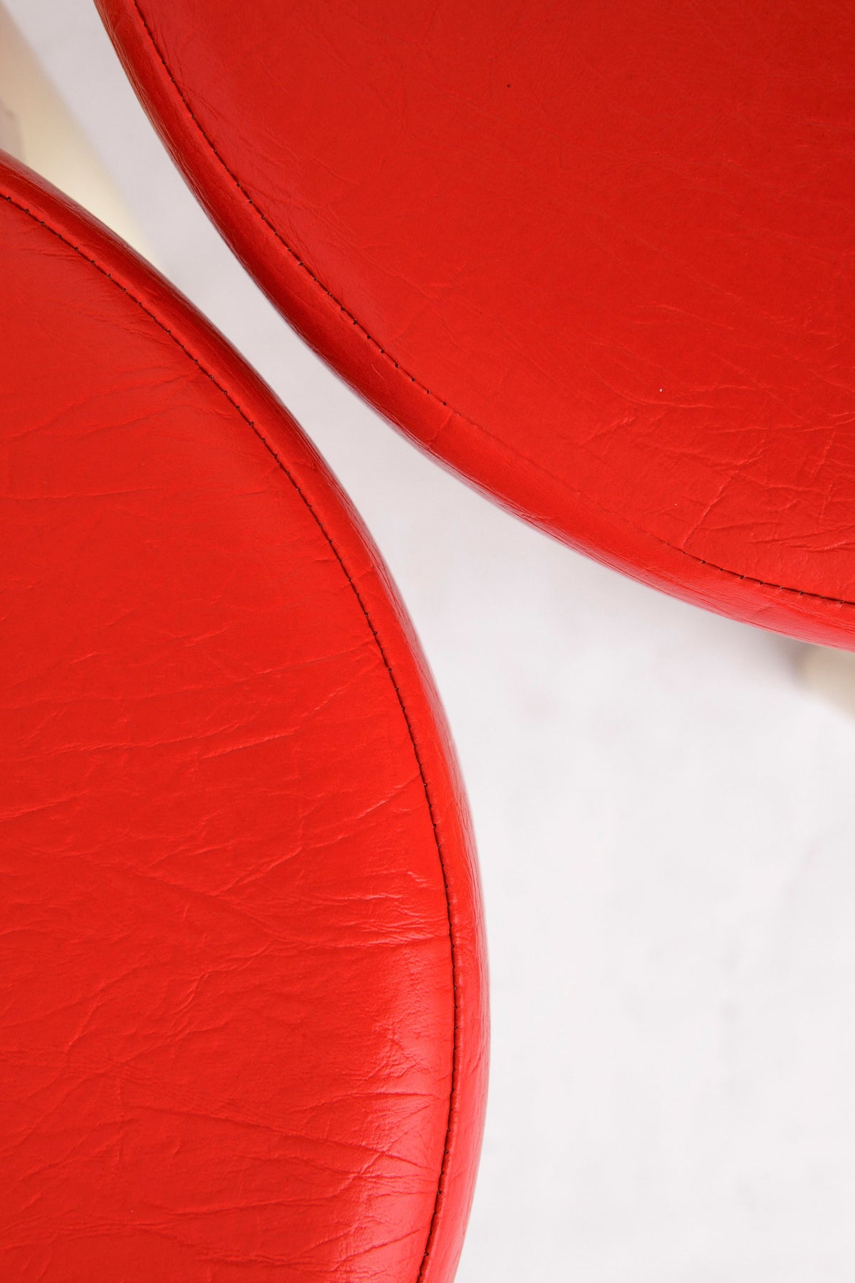 Hugo Frandsen – Fodskammel i lakeret bøg, produceret af Spøttrup