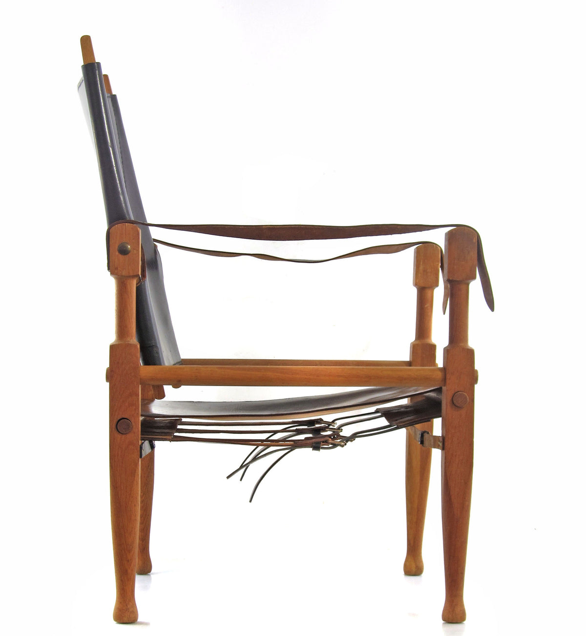 Wilhelm Kienzle – Safari lænestol i eg og sort læder, produceret af Wohnbedarf