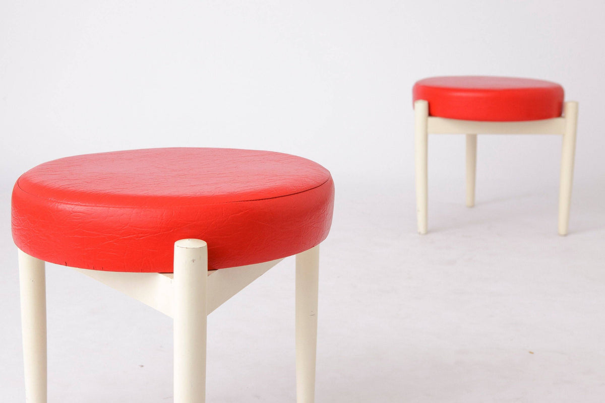 Hugo Frandsen – Fodskammel i lakeret bøg, produceret af Spøttrup