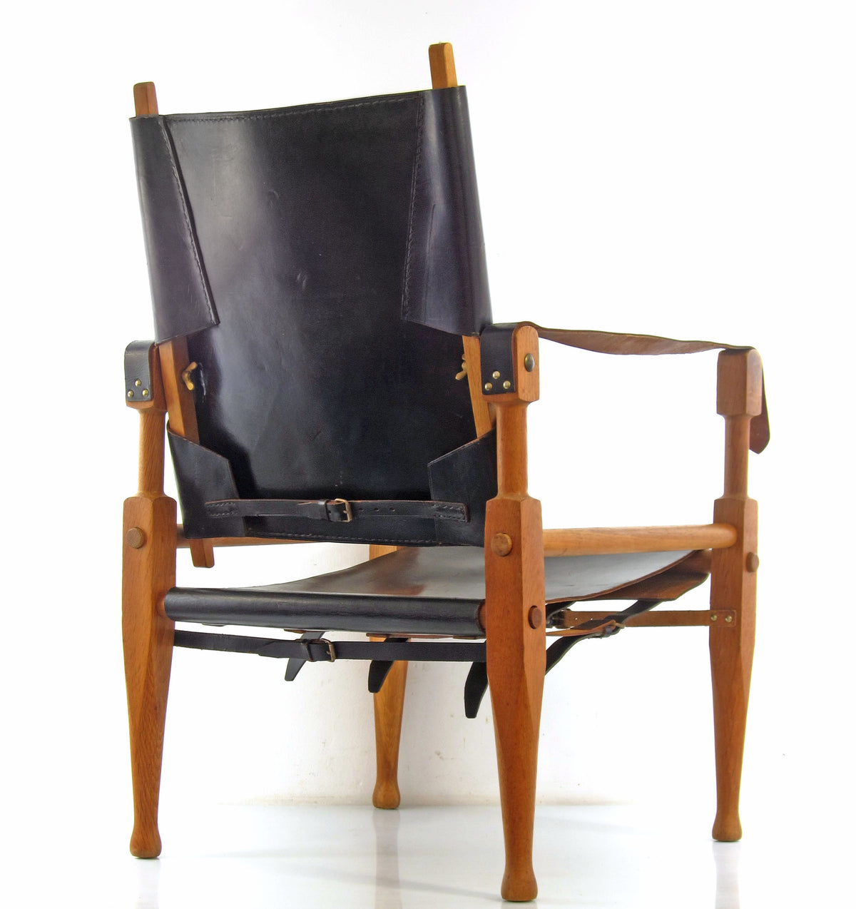 Wilhelm Kienzle – Safari lænestol i eg og sort læder, produceret af Wohnbedarf