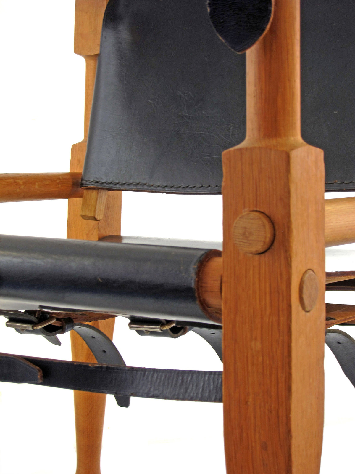 Wilhelm Kienzle – Safari lænestol i eg og sort læder, produceret af Wohnbedarf