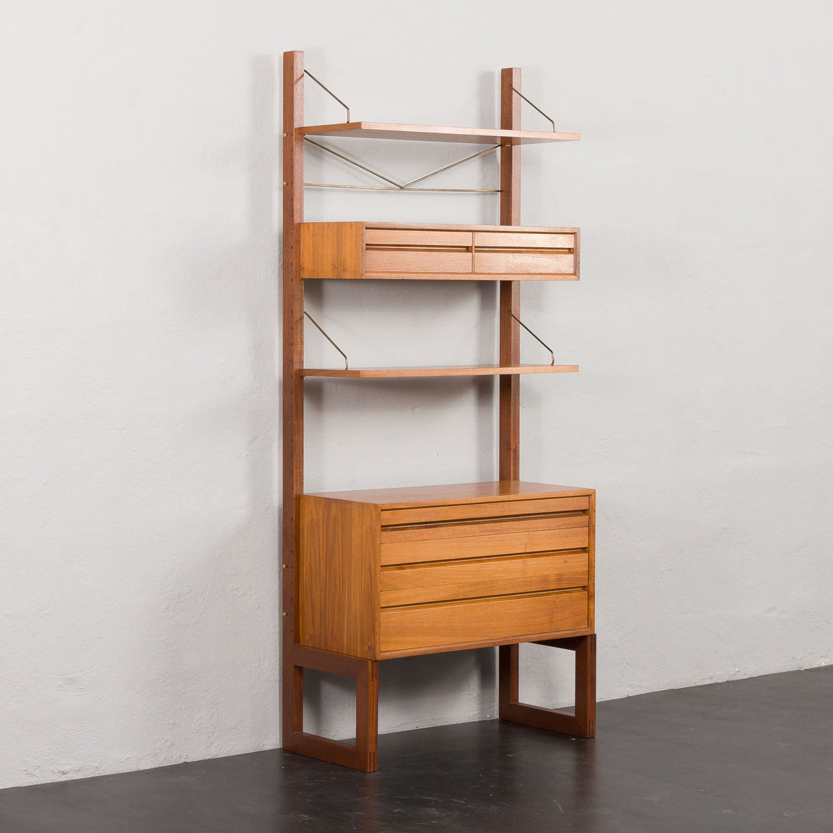 Poul Cadovius – Royal vægsystem i valnød, Designet i 1960&#39;erne