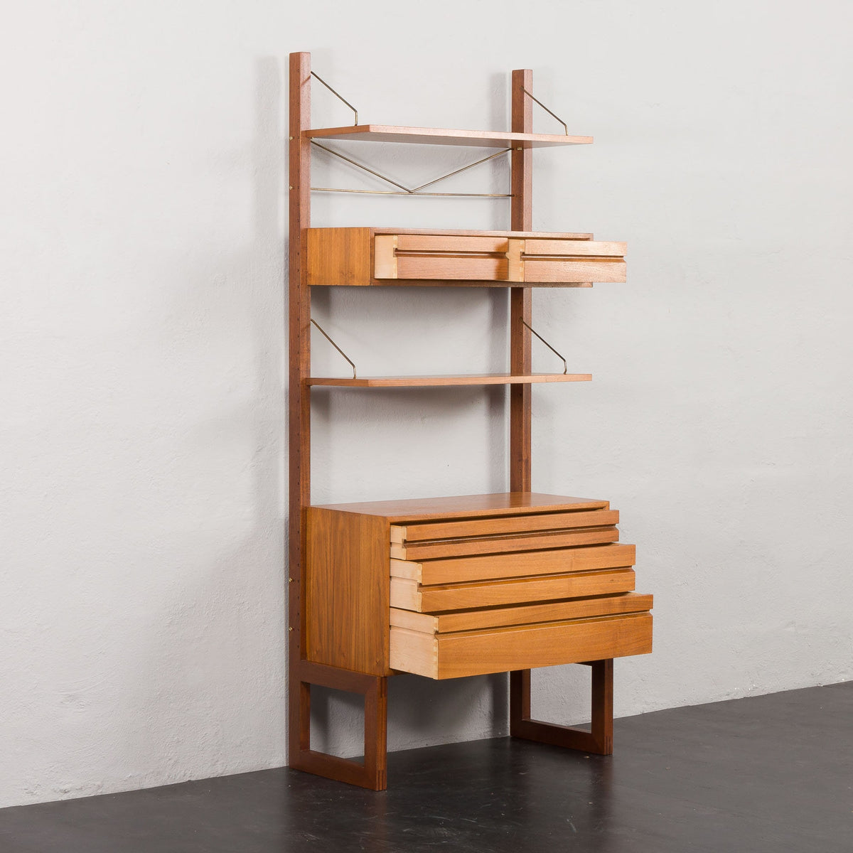 Poul Cadovius – Royal vægsystem i valnød, Designet i 1960&#39;erne