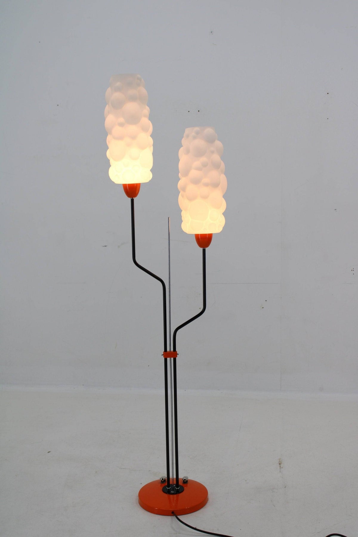 Lidokov – Gulvlampe i orange og sort metal med opaline glas, tjekkoslovakisk design