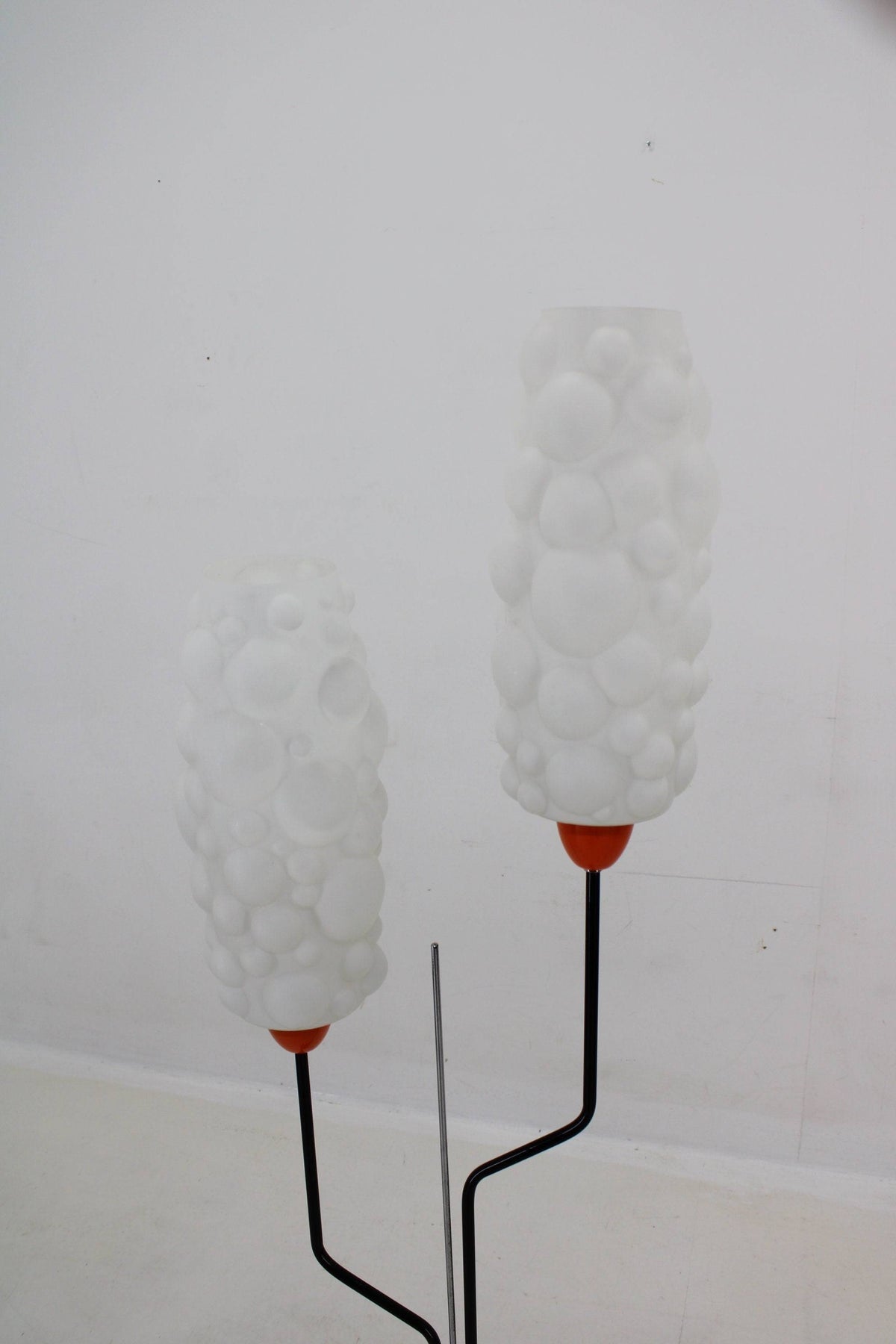 Lidokov – Gulvlampe i orange og sort metal med opaline glas, tjekkoslovakisk design