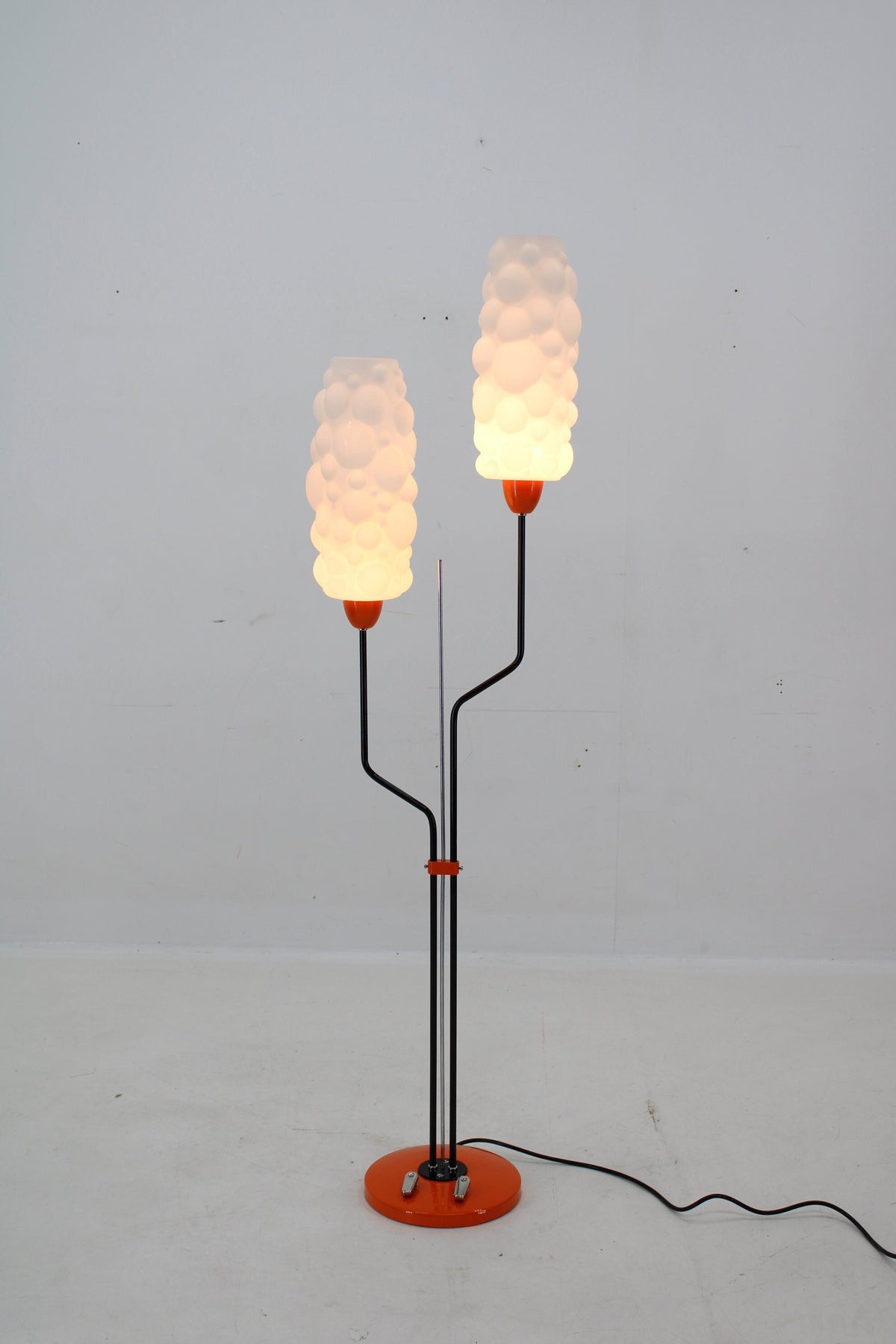 Lidokov – Gulvlampe i orange og sort metal med opaline glas, tjekkoslovakisk design