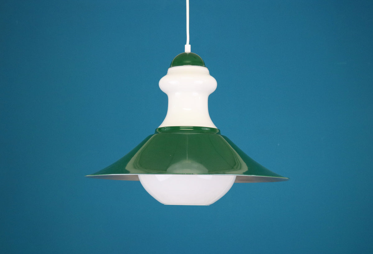 Opalglas-pendel med mørkegrøn skærm