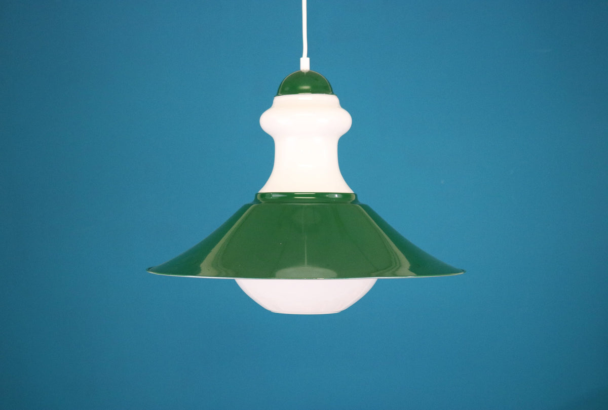 Opalglas-pendel med mørkegrøn skærm