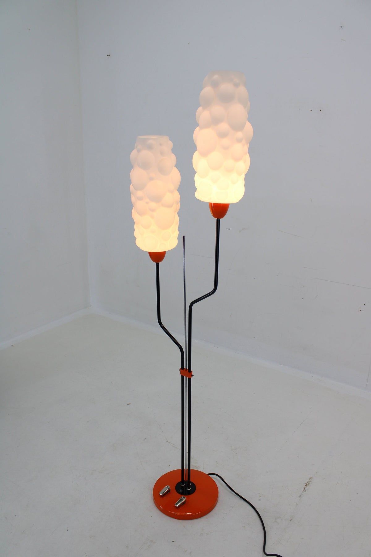 Lidokov – Gulvlampe i orange og sort metal med opaline glas, tjekkoslovakisk design