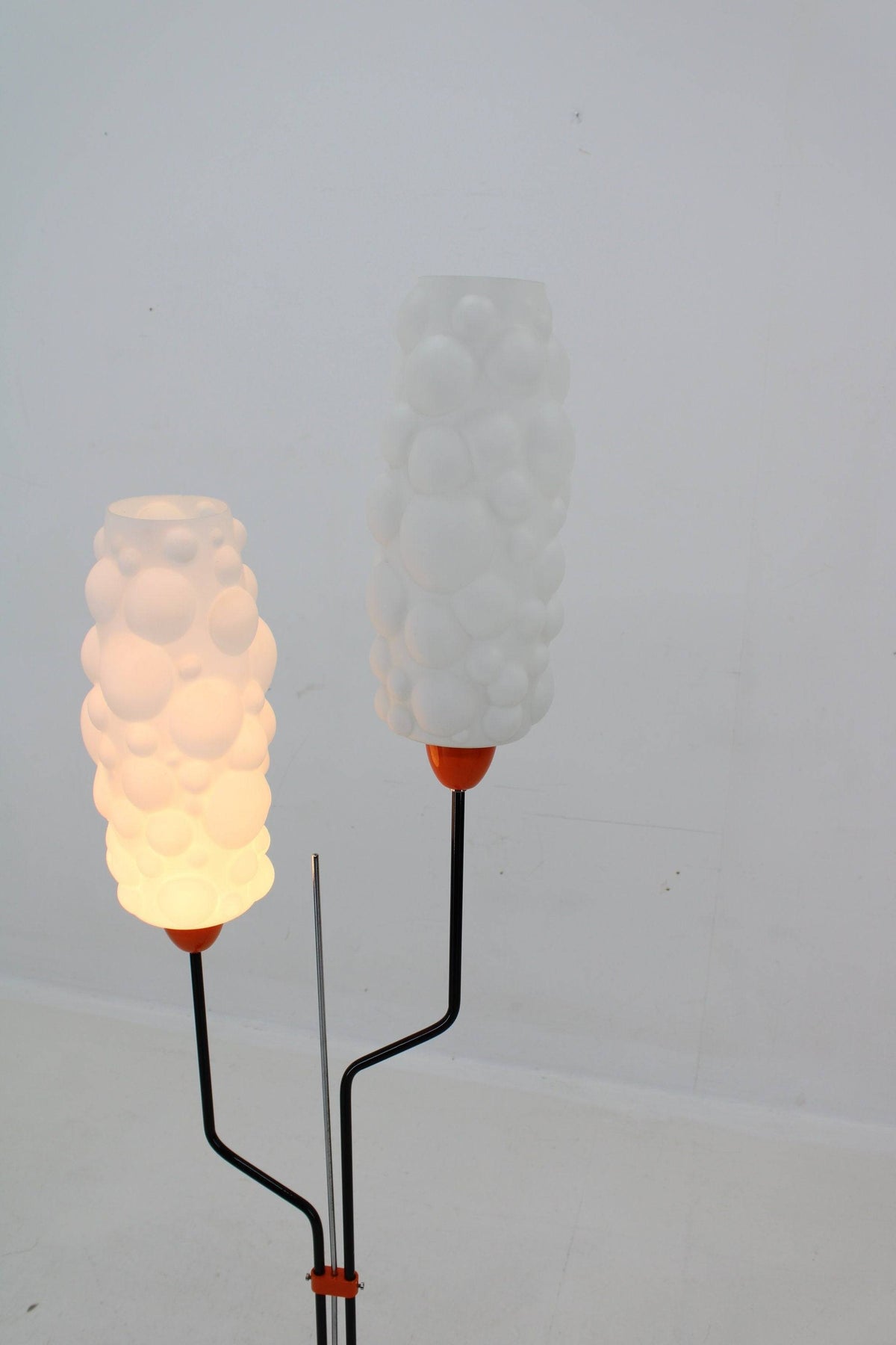 Lidokov – Gulvlampe i orange og sort metal med opaline glas, tjekkoslovakisk design
