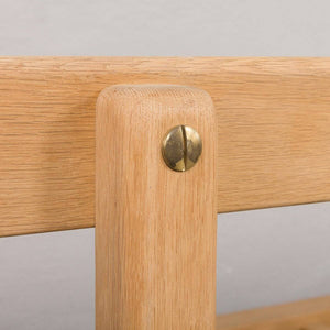 Hjørnedetalje af Børge Mogensen daybed med solid egetræsramme. Elegant konstruktion med tidløst håndværk.