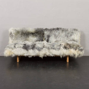 Hjørnedetalje af Børge Mogensen daybed med solid egetræsramme. Elegant konstruktion med tidløst håndværk.